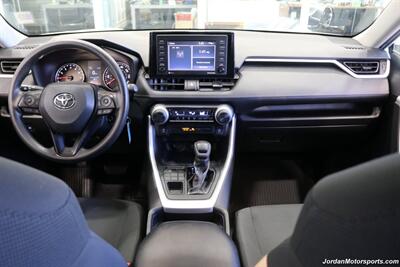 2020 Toyota RAV4 LE  CLEAN TITLE* 0-ACCIDENTS* ALWAYS SERVICED A2TOYOTA DEALER W/RECORDS SINCE NEW* UPGRADED WHEELS & TIRES* NON-SMOKER - Photo 22 - Portland, OR 97230