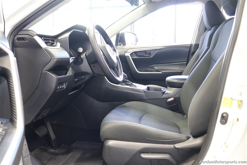 2020 Toyota RAV4 LE  CLEAN TITLE* 0-ACCIDENTS* ALWAYS SERVICED A2TOYOTA DEALER W/RECORDS SINCE NEW* UPGRADED WHEELS & TIRES* NON-SMOKER - Photo 32 - Portland, OR 97230