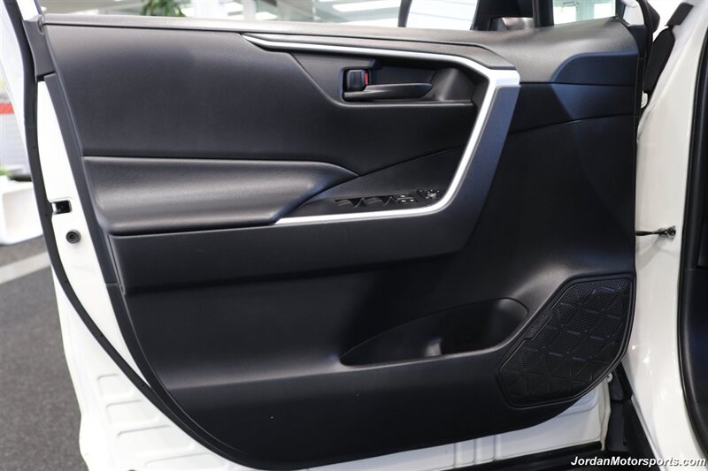 2020 Toyota RAV4 LE  CLEAN TITLE* 0-ACCIDENTS* ALWAYS SERVICED A2TOYOTA DEALER W/RECORDS SINCE NEW* UPGRADED WHEELS & TIRES* NON-SMOKER - Photo 34 - Portland, OR 97230