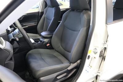 2020 Toyota RAV4 LE  CLEAN TITLE* 0-ACCIDENTS* ALWAYS SERVICED A2TOYOTA DEALER W/RECORDS SINCE NEW* UPGRADED WHEELS & TIRES* NON-SMOKER - Photo 18 - Portland, OR 97230