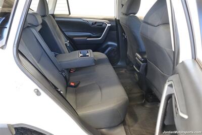 2020 Toyota RAV4 LE  CLEAN TITLE* 0-ACCIDENTS* ALWAYS SERVICED A2TOYOTA DEALER W/RECORDS SINCE NEW* UPGRADED WHEELS & TIRES* NON-SMOKER - Photo 20 - Portland, OR 97230