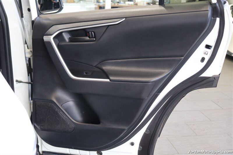 2020 Toyota RAV4 LE  CLEAN TITLE* 0-ACCIDENTS* ALWAYS SERVICED A2TOYOTA DEALER W/RECORDS SINCE NEW* UPGRADED WHEELS & TIRES* NON-SMOKER - Photo 37 - Portland, OR 97230