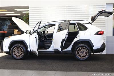 2020 Toyota RAV4 LE  CLEAN TITLE* 0-ACCIDENTS* ALWAYS SERVICED A2TOYOTA DEALER W/RECORDS SINCE NEW* UPGRADED WHEELS & TIRES* NON-SMOKER - Photo 10 - Portland, OR 97230