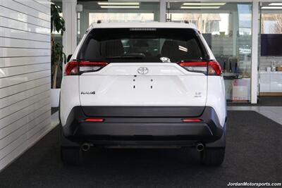 2020 Toyota RAV4 LE  CLEAN TITLE* 0-ACCIDENTS* ALWAYS SERVICED A2TOYOTA DEALER W/RECORDS SINCE NEW* UPGRADED WHEELS & TIRES* NON-SMOKER - Photo 9 - Portland, OR 97230
