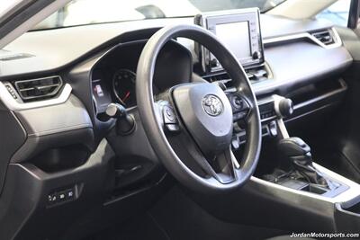 2020 Toyota RAV4 LE  CLEAN TITLE* 0-ACCIDENTS* ALWAYS SERVICED A2TOYOTA DEALER W/RECORDS SINCE NEW* UPGRADED WHEELS & TIRES* NON-SMOKER - Photo 24 - Portland, OR 97230
