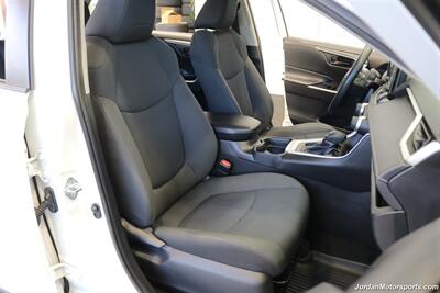 2020 Toyota RAV4 LE  CLEAN TITLE* 0-ACCIDENTS* ALWAYS SERVICED A2TOYOTA DEALER W/RECORDS SINCE NEW* UPGRADED WHEELS & TIRES* NON-SMOKER - Photo 19 - Portland, OR 97230