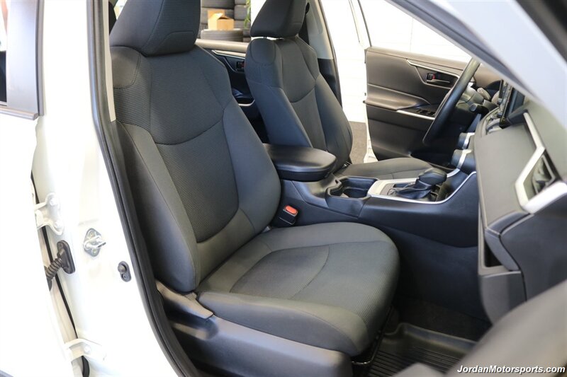 2020 Toyota RAV4 LE  CLEAN TITLE* 0-ACCIDENTS* ALWAYS SERVICED A2TOYOTA DEALER W/RECORDS SINCE NEW* UPGRADED WHEELS & TIRES* NON-SMOKER - Photo 19 - Portland, OR 97230