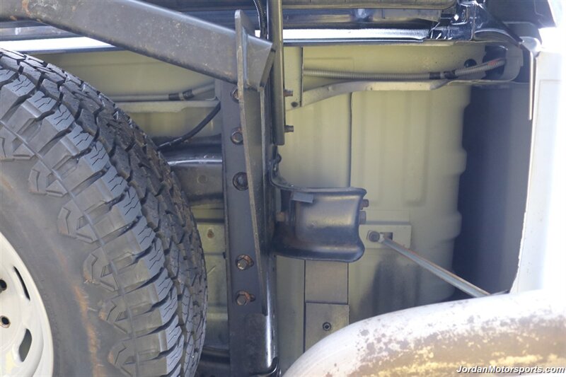 2000 Ford F-350 XLT  100% RUST FREE* 6-SPEED MANUAL* NEW CALIPERS - BRAKES - ROTORS - HOSES - BELTS - DOOR LOCK ACTUATORS - BILSTEIN 5100 SHOCKS - COOLANT&BRAKE FLUID FLUSH - AC CHARGE - NEW 35 "TOYO A/T III 10-PLYS - Photo 34 - Portland, OR 97230