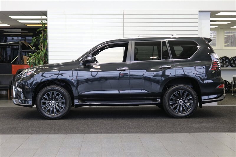 2023 Lexus GX Luxury  1-OWNER* SPORT DESIGN PKG* LUXURY PKG* DASH CAM* MULTI TERRAIN MONITOR* CROSS BARS* TOW PACKAGE* ALL BOOKS - WINDOW STICKER - 2 KEYS* LAST OF THE V-8s - Photo 4 - Portland, OR 97230