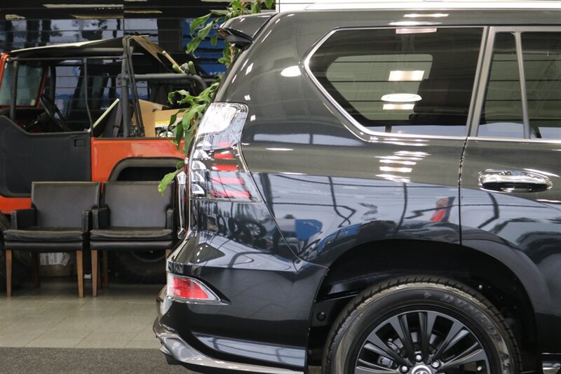 2023 Lexus GX Luxury  1-OWNER* SPORT DESIGN PKG* LUXURY PKG* DASH CAM* MULTI TERRAIN MONITOR* CROSS BARS* TOW PACKAGE* ALL BOOKS - WINDOW STICKER - 2 KEYS* LAST OF THE V-8s - Photo 33 - Portland, OR 97230