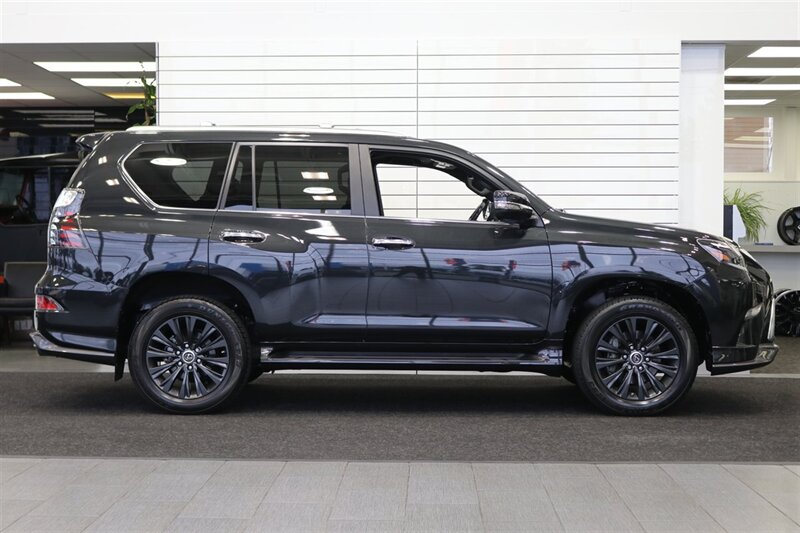 2023 Lexus GX Luxury  1-OWNER* SPORT DESIGN PKG* LUXURY PKG* DASH CAM* MULTI TERRAIN MONITOR* CROSS BARS* TOW PACKAGE* ALL BOOKS - WINDOW STICKER - 2 KEYS* LAST OF THE V-8s - Photo 5 - Portland, OR 97230