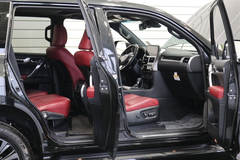 2023 Lexus GX Luxury  1-OWNER* SPORT DESIGN PKG* LUXURY PKG* DASH CAM* MULTI TERRAIN MONITOR* CROSS BARS* TOW PACKAGE* ALL BOOKS - WINDOW STICKER - 2 KEYS* LAST OF THE V-8s - Photo 35 - Portland, OR 97230