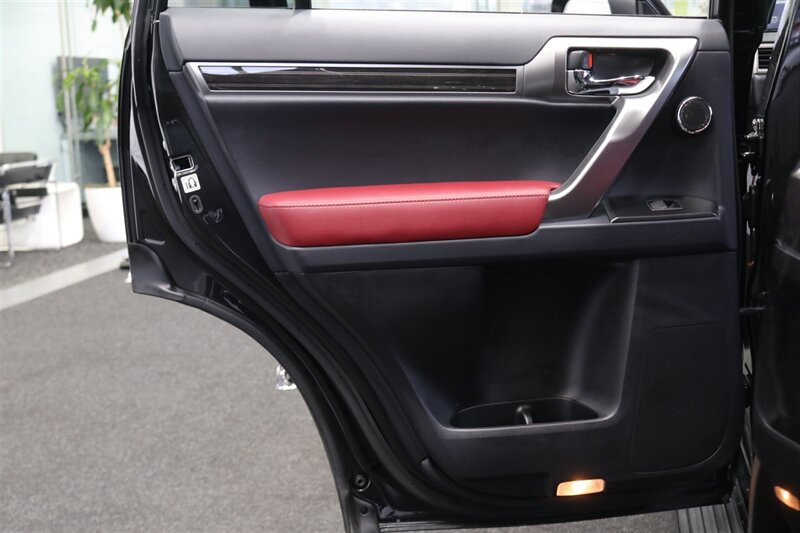 2023 Lexus GX Luxury  1-OWNER* SPORT DESIGN PKG* LUXURY PKG* DASH CAM* MULTI TERRAIN MONITOR* CROSS BARS* TOW PACKAGE* ALL BOOKS - WINDOW STICKER - 2 KEYS* LAST OF THE V-8s - Photo 48 - Portland, OR 97230