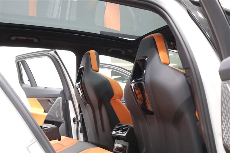 2025 BMW M5 Touring  141K MSRP* CARBON CERAMIC BRAKES-EXECUTIVE PKG - M-DRIVER PKG* CARBON FIBER FRONT SPLITTER - CARBON REAR DIFFUESER - CARBON SIDE SKIRTS - H&R LOWERING SPRINGS* DOWN PIPES & COLD AIR INTAKES - Photo 57 - Portland, OR 97230