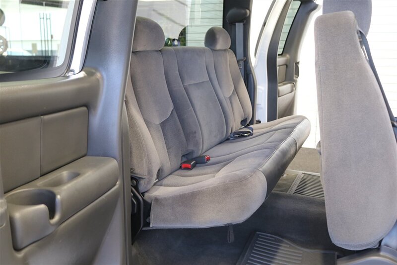 2005 GMC Sierra 2500  1-OWNER* 100% CALIFORNIA RUST FREE TRUCK* EVERY SERVICE RECORD SINCE NEW 1 " FILE* NEW 2 "LEVEL KIT W/ BILSTEIN 5100s* NEWER 33 "A/T TIRES* SHORT BED EXTRA CAB DURAMAX* 4X4 PAINT MATCHED FLARES - Photo 18 - Portland, OR 97230