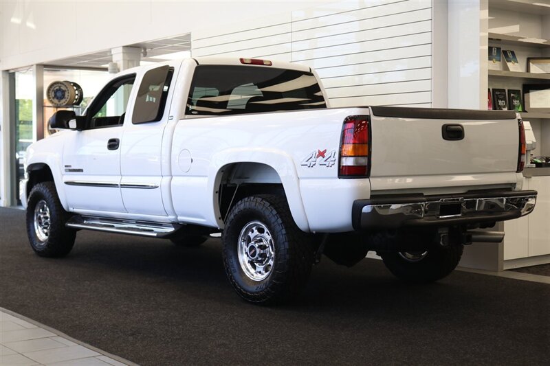 2005 GMC Sierra 2500  1-OWNER* 100% CALIFORNIA RUST FREE TRUCK* EVERY SERVICE RECORD SINCE NEW 1 " FILE* NEW 2 "LEVEL KIT W/ BILSTEIN 5100s* NEWER 33 "A/T TIRES* SHORT BED EXTRA CAB DURAMAX* 4X4 PAINT MATCHED FLARES - Photo 6 - Portland, OR 97230