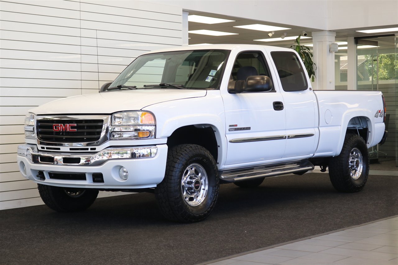 2005 GMC Sierra 2500  1-OWNER* 100% CALIFORNIA RUST FREE TRUCK* EVERY SERVICE RECORD SINCE NEW 1 " FILE* NEW 2 "LEVEL KIT W/ BILSTEIN 5100s* NEWER 33 "A/T TIRES* SHORT BED EXTRA CAB DURAMAX* 4X4 PAINT MATCHED FLARES - Photo 1 - Portland, OR 97230