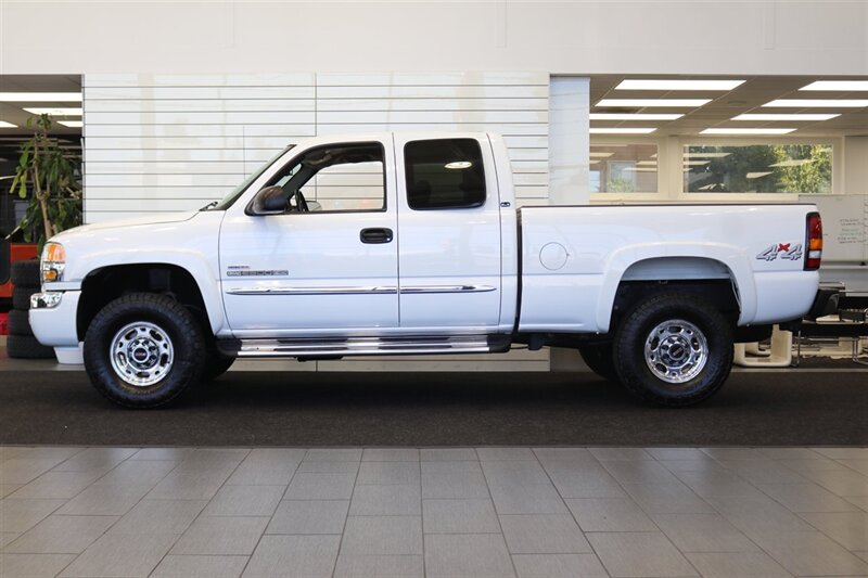 2005 GMC Sierra 2500  1-OWNER* 100% CALIFORNIA RUST FREE TRUCK* EVERY SERVICE RECORD SINCE NEW 1 " FILE* NEW 2 "LEVEL KIT W/ BILSTEIN 5100s* NEWER 33 "A/T TIRES* SHORT BED EXTRA CAB DURAMAX* 4X4 PAINT MATCHED FLARES - Photo 4 - Portland, OR 97230