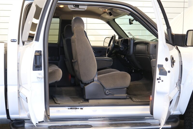 2005 GMC Sierra 2500  1-OWNER* 100% CALIFORNIA RUST FREE TRUCK* EVERY SERVICE RECORD SINCE NEW 1 " FILE* NEW 2 "LEVEL KIT W/ BILSTEIN 5100s* NEWER 33 "A/T TIRES* SHORT BED EXTRA CAB DURAMAX* 4X4 PAINT MATCHED FLARES - Photo 55 - Portland, OR 97230
