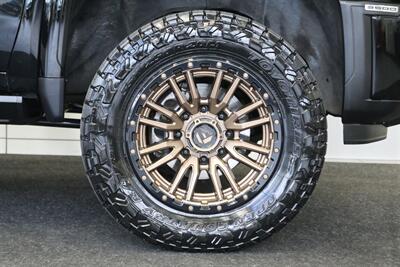 2024 GMC Sierra 3500 AT4  1-OWNER* 4 " COGNITO LIFT W/ FOX SHOCKS* 20 " FUELS 35 " TOYO R/Ts* AT4 PREM PLUS PKG*  PAINT MATCHED FLARES* FULL FRONT PPF* ALL BOOKS & 2-KEYS - Photo 26 - Portland, OR 97230