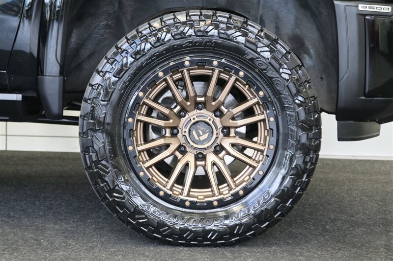2024 GMC Sierra 3500 AT4  1-OWNER* 4 " COGNITO LIFT W/ FOX SHOCKS* 20 " FUELS 35 " TOYO R/Ts* AT4 PREM PLUS PKG*  PAINT MATCHED FLARES* FULL FRONT PPF* ALL BOOKS & 2-KEYS - Photo 26 - Portland, OR 97230