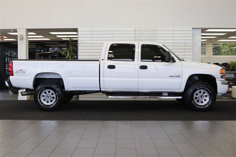 2006 GMC Sierra 3500 LONG BED* 2-OWNER* 100% RUST FREE* 6-PASSENGER SEATING* LEVELED ON NEW 33 " BFG KO3s & NEW 16 "PRO COMPS* GOOSNECK* SPRAY IN BED LINER* FRESH FULL SERVICE - Photo 5 - Portland, OR 97230