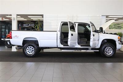2006 GMC Sierra 3500 LONG BED* 2-OWNER* 100% RUST FREE* 6-PASSENGER SEATING* LEVELED ON NEW 33 " BFG KO3s & NEW 16 "PRO COMPS* GOOSNECK* SPRAY IN BED LINER* FRESH FULL SERVICE - Photo 11 - Portland, OR 97230