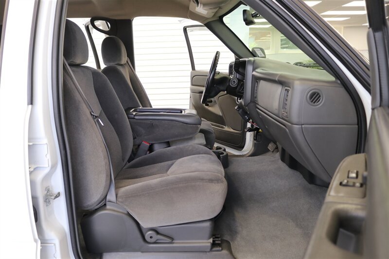 2006 GMC Sierra 3500 LONG BED* 2-OWNER* 100% RUST FREE* 6-PASSENGER SEATING* LEVELED ON NEW 33 " BFG KO3s & NEW 16 "PRO COMPS* GOOSNECK* SPRAY IN BED LINER* FRESH FULL SERVICE - Photo 75 - Portland, OR 97230