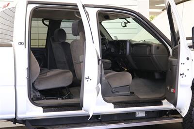 2006 GMC Sierra 3500 LONG BED* 2-OWNER* 100% RUST FREE* 6-PASSENGER SEATING* LEVELED ON NEW 33 " BFG KO3s & NEW 16 "PRO COMPS* GOOSNECK* SPRAY IN BED LINER* FRESH FULL SERVICE - Photo 57 - Portland, OR 97230