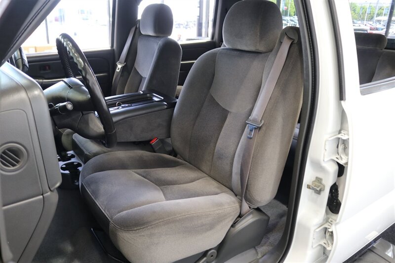 2006 GMC Sierra 3500 LONG BED* 2-OWNER* 100% RUST FREE* 6-PASSENGER SEATING* LEVELED ON NEW 33 " BFG KO3s & NEW 16 "PRO COMPS* GOOSNECK* SPRAY IN BED LINER* FRESH FULL SERVICE - Photo 16 - Portland, OR 97230