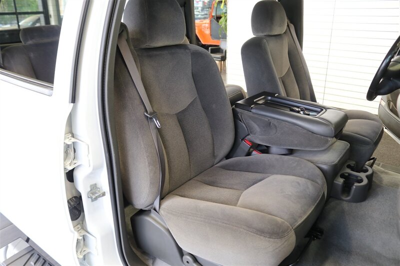 2006 GMC Sierra 3500 LONG BED* 2-OWNER* 100% RUST FREE* 6-PASSENGER SEATING* LEVELED ON NEW 33 " BFG KO3s & NEW 16 "PRO COMPS* GOOSNECK* SPRAY IN BED LINER* FRESH FULL SERVICE - Photo 17 - Portland, OR 97230
