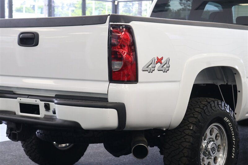 2006 GMC Sierra 3500 LONG BED* 2-OWNER* 100% RUST FREE* 6-PASSENGER SEATING* LEVELED ON NEW 33 " BFG KO3s & NEW 16 "PRO COMPS* GOOSNECK* SPRAY IN BED LINER* FRESH FULL SERVICE - Photo 38 - Portland, OR 97230