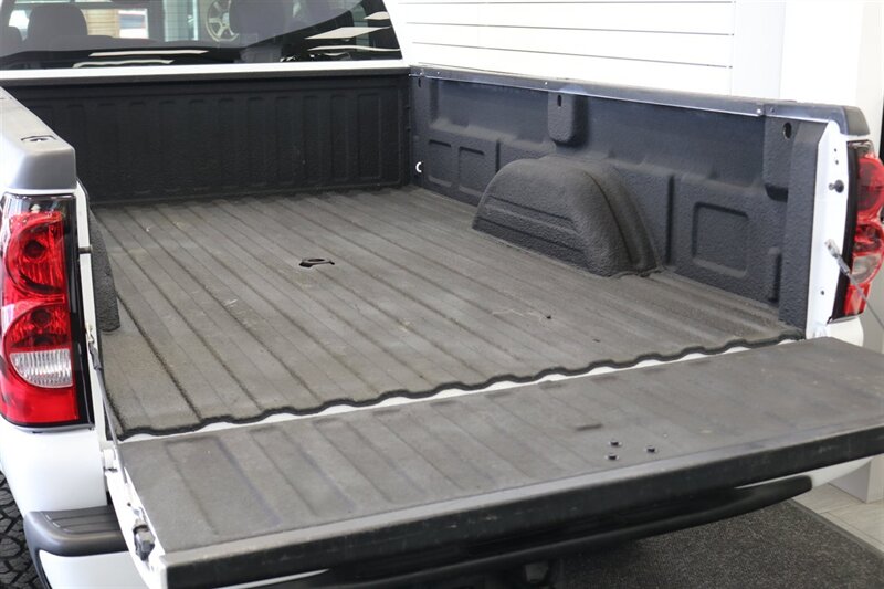 2006 GMC Sierra 3500 LONG BED* 2-OWNER* 100% RUST FREE* 6-PASSENGER SEATING* LEVELED ON NEW 33 " BFG KO3s & NEW 16 "PRO COMPS* GOOSNECK* SPRAY IN BED LINER* FRESH FULL SERVICE - Photo 40 - Portland, OR 97230