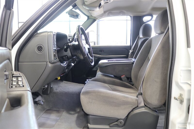 2006 GMC Sierra 3500 LONG BED* 2-OWNER* 100% RUST FREE* 6-PASSENGER SEATING* LEVELED ON NEW 33 " BFG KO3s & NEW 16 "PRO COMPS* GOOSNECK* SPRAY IN BED LINER* FRESH FULL SERVICE - Photo 74 - Portland, OR 97230