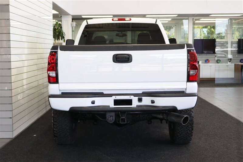 2006 GMC Sierra 3500 LONG BED* 2-OWNER* 100% RUST FREE* 6-PASSENGER SEATING* LEVELED ON NEW 33 " BFG KO3s & NEW 16 "PRO COMPS* GOOSNECK* SPRAY IN BED LINER* FRESH FULL SERVICE - Photo 9 - Portland, OR 97230