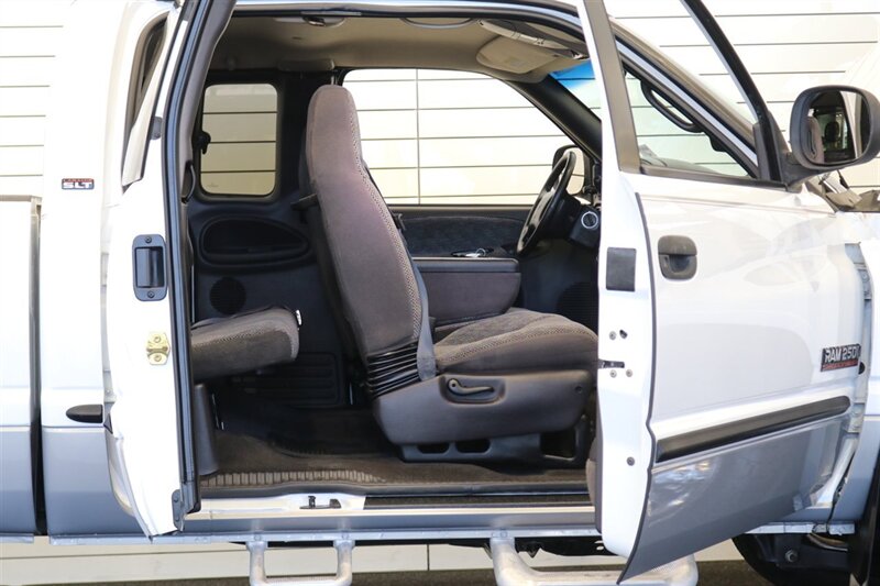 2000 Dodge Ram 2500 SLT  1-OWNER* 100% RUST FREE* NEVER HAD 5TH WHEEL OR GOSENECK* 0-ACCIDENTS* MINT CONDITION* NEW 33 " TOYO A/Ts 10-PLYS* FULLY SERVICED* NEVER BEEN MODIFIED - TUNED* ALL BOOKS & KEYS* LINEX BED LINE - Photo 61 - Portland, OR 97230