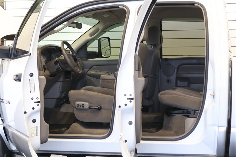 2005 Dodge Ram 2500 SLT  100% RUST & ACCIDENT FREE* NEVER HAD A 5TH WHEEL / GOOSENECK INSTALLED* 100% STOCK NON-SMOKER* NEW A/T TIRES* SERVICED BY DEALER SINCE NEW* UPGRADED STEREO / APPLE CAR PLAY* REAR AIRBAGS - Photo 62 - Portland, OR 97230