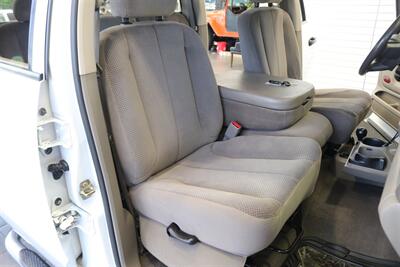 2005 Dodge Ram 2500 SLT  100% RUST & ACCIDENT FREE* NEVER HAD A 5TH WHEEL / GOOSENECK INSTALLED* 100% STOCK NON-SMOKER* NEW A/T TIRES* SERVICED BY DEALER SINCE NEW* UPGRADED STEREO / APPLE CAR PLAY* REAR AIRBAGS - Photo 17 - Portland, OR 97230