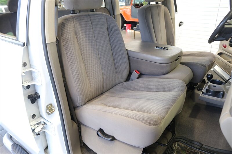 2005 Dodge Ram 2500 SLT  100% RUST & ACCIDENT FREE* NEVER HAD A 5TH WHEEL / GOOSENECK INSTALLED* 100% STOCK NON-SMOKER* NEW A/T TIRES* SERVICED BY DEALER SINCE NEW* UPGRADED STEREO / APPLE CAR PLAY* REAR AIRBAGS - Photo 17 - Portland, OR 97230