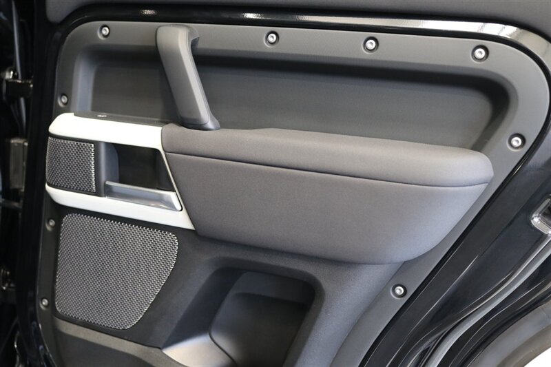 2023 Land Rover Defender 110 S   - Photo 37 - Portland, OR 97230