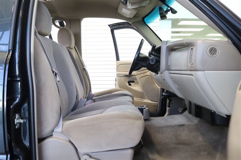 2005 GMC Yukon 2500 SLE  9-PASSENGER* 4X4* 100% RUST FREE* 6.0L VORTEC* NEW 2.5 "LEVEL KIT W/NEW 33 " BFG KO3 10-PLYS* FULL FRESH SERVICE W/ NEW FLUIDS* REAR AIR* SHOWS LIKE NEW* NO PETS / NON-SMOKER* 2-KEYS - Photo 77 - Portland, OR 97230