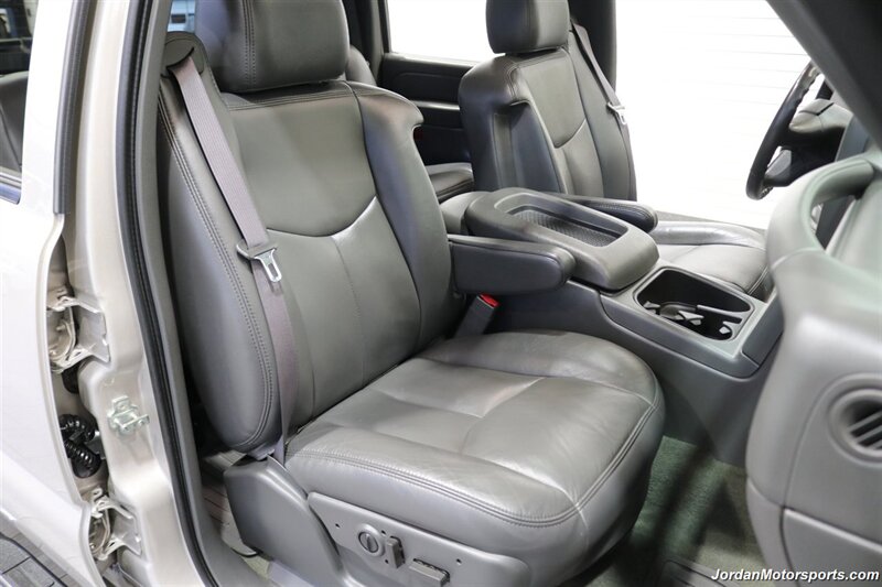 2006 Chevrolet Silverado 3500 LT3  1-OWNER* 100% RUST & CORROSION FREE* LT3 W/MOON ROOF & DVD* REAR AIR BAGS* PACBRAKE EXHAUST BRAKE* NEVER HAD 5TH WHEEL OR GOOSENECK* NEW 10-PLY A/T TIRES* REMOTE START - Photo 17 - Portland, OR 97230