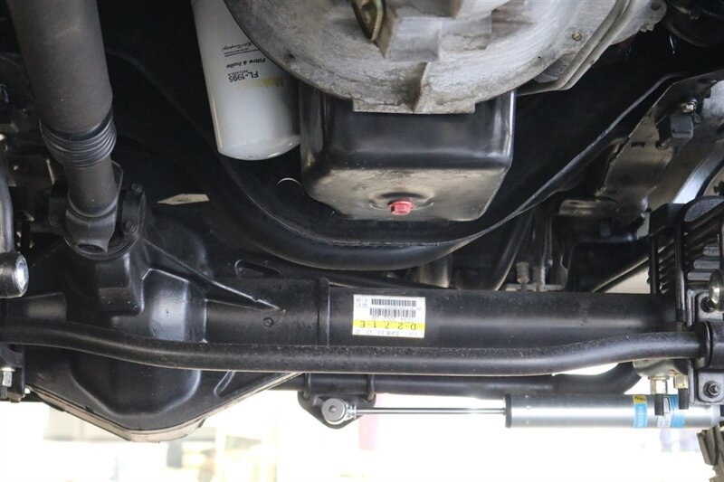 2001 Ford F-350 Lariat  6-SPEED* 1-CALIFORNIA OWNER* 100% RUST FREE* NEW 2.5 " LEVEL W/BILSTEIN 5100 SHOCKS* NEW 35 " BFG KO3s* FACTORY PTO* POWER INVERTER* LEATHER* ALL BOOKS-KEYS-WINDOW STICKER* COLLECTOR GRADE - Photo 35 - Portland, OR 97230