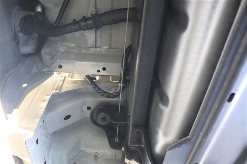 2001 Ford F-350 Lariat  6-SPEED* 1-CALIFORNIA OWNER* 100% RUST FREE* NEW 2.5 " LEVEL W/BILSTEIN 5100 SHOCKS* NEW 35 " BFG KO3s* FACTORY PTO* POWER INVERTER* LEATHER* ALL BOOKS-KEYS-WINDOW STICKER* COLLECTOR GRADE - Photo 31 - Portland, OR 97230