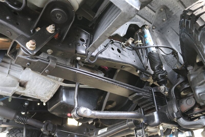 2001 Ford F-350 Lariat  6-SPEED* 1-CALIFORNIA OWNER* 100% RUST FREE* NEW 2.5 " LEVEL W/BILSTEIN 5100 SHOCKS* NEW 35 " BFG KO3s* FACTORY PTO* POWER INVERTER* LEATHER* ALL BOOKS-KEYS-WINDOW STICKER* COLLECTOR GRADE - Photo 33 - Portland, OR 97230