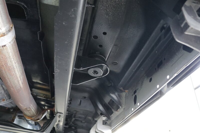 2001 Ford F-350 XLT  1-OWNER* 100% RUST FREE* NEW 2.5 " BILSTEIN LEVEL KIT* NEW 35 " TOYO'S 10-PLYS* FULL SERVICE W/ NEW FLUIDS-FILTERS-AC SERVICE-DOOR LOCKS* ALL ORIGINAL BOOKS-WINDOW STICKER-SERVICE RECORDS - Photo 22 - Portland, OR 97230