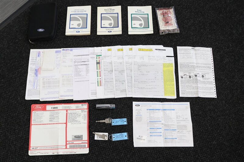 2001 Ford F-350 XLT  1-OWNER* 100% RUST FREE* NEW 2.5 " BILSTEIN LEVEL KIT* NEW 35 " TOYO'S 10-PLYS* FULL SERVICE W/ NEW FLUIDS-FILTERS-AC SERVICE-DOOR LOCKS* ALL ORIGINAL BOOKS-WINDOW STICKER-SERVICE RECORDS - Photo 20 - Portland, OR 97230