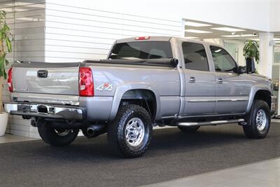 2006 Chevrolet Silverado 2500 LT3  NEVER HAD 5TH WHEEL OR GOOSENECK* LIKE NEW BED - BODY - PAINT - INTERIOR WITH NO ISSUES* NEW 2.5 " LEVELING KIT W/ NEW BILSTEIN 5100 SHOCKS* NEW 33 " FALKEN A/T 4W 10-PLY TIRES* FRESH SERVICE - Photo 7 - Portland, OR 97230