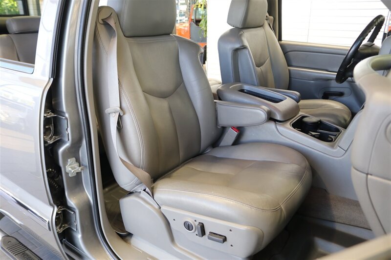 2006 Chevrolet Silverado 2500 LT3  NEVER HAD 5TH WHEEL OR GOOSENECK* LIKE NEW BED - BODY - PAINT - INTERIOR WITH NO ISSUES* NEW 2.5 " LEVELING KIT W/ NEW BILSTEIN 5100 SHOCKS* NEW 33 " FALKEN A/T 4W 10-PLY TIRES* FRESH SERVICE - Photo 17 - Portland, OR 97230