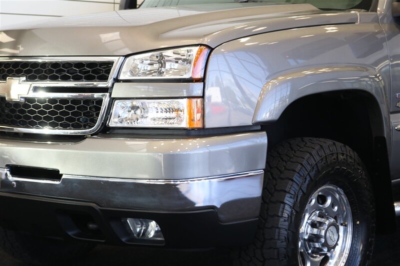 2006 Chevrolet Silverado 2500 LT3  NEVER HAD 5TH WHEEL OR GOOSENECK* LIKE NEW BED - BODY - PAINT - INTERIOR WITH NO ISSUES* NEW 2.5 " LEVELING KIT W/ NEW BILSTEIN 5100 SHOCKS* NEW 33 " FALKEN A/T 4W 10-PLY TIRES* FRESH SERVICE - Photo 12 - Portland, OR 97230